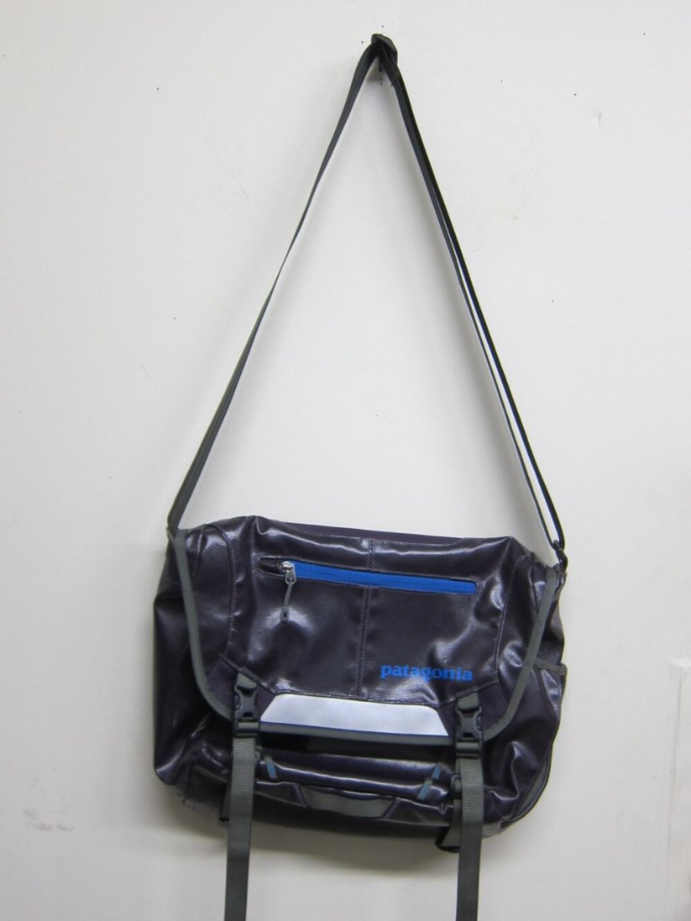 Patagonia 16" x 12" One Women's Deep Plum Purple/Blue Messenger Bag